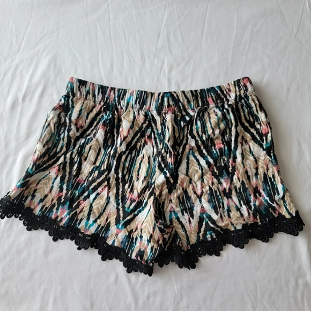 APII Casual Shorts With Lace Trim and Pattern